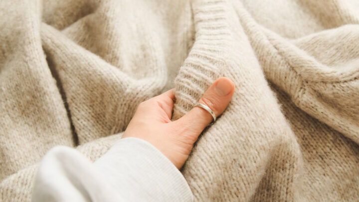 Hand berührt warmen, flauschigen Pullover