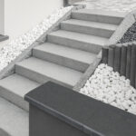 Moderne Außentreppe aus Granit mit Drainage aus großen Kieseln und Mauerabdeckplatten