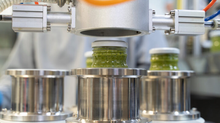 Nahaufnahme auf Pesto-Sauce Industrieprozess, Vakuumiermaschine für Konserven.