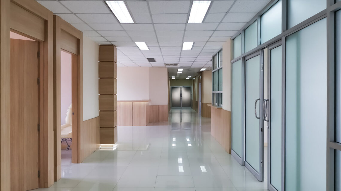 Leerer Krankenhausinnenkorridor, sauberer Flur mit sterilem Boden, um Krankheiten zu reduzieren und die Effizienz der medizinischen Behandlung zu verbessern