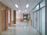 Leerer Krankenhausinnenkorridor, sauberer Flur mit sterilem Boden, um Krankheiten zu reduzieren und die Effizienz der medizinischen Behandlung zu verbessern