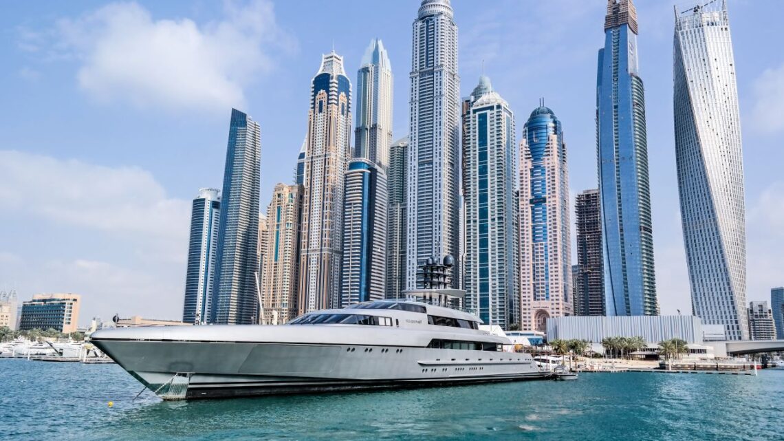 Exklusive Luxusvilla in Dubai kaufen mit direktem Zugang zum Wasser und Blick auf die beeindruckende Skyline.