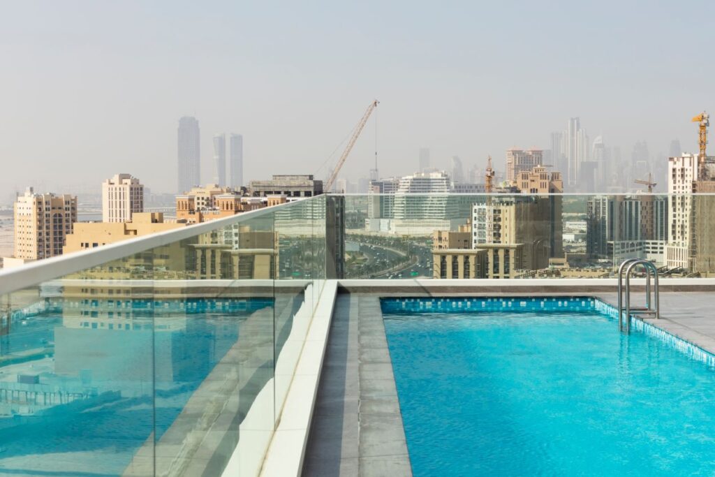 Moderne Luxusvilla in Dubai kaufen mit privatem Infinity-Pool und spektakulärer Aussicht auf die Stadt.