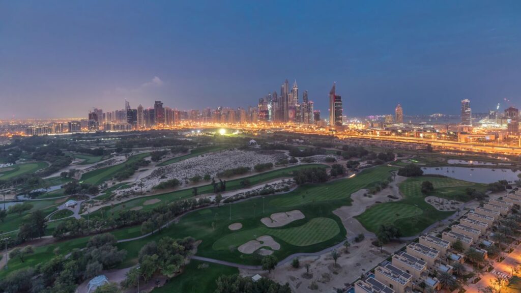 Luxusvilla in Dubai mit privatem Golfplatz und spektakulärer Skyline bei Nacht kaufen.