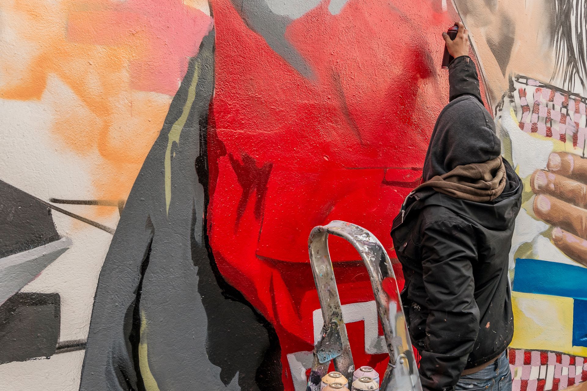 Künstler sprüht fotorealistisches Wandbild