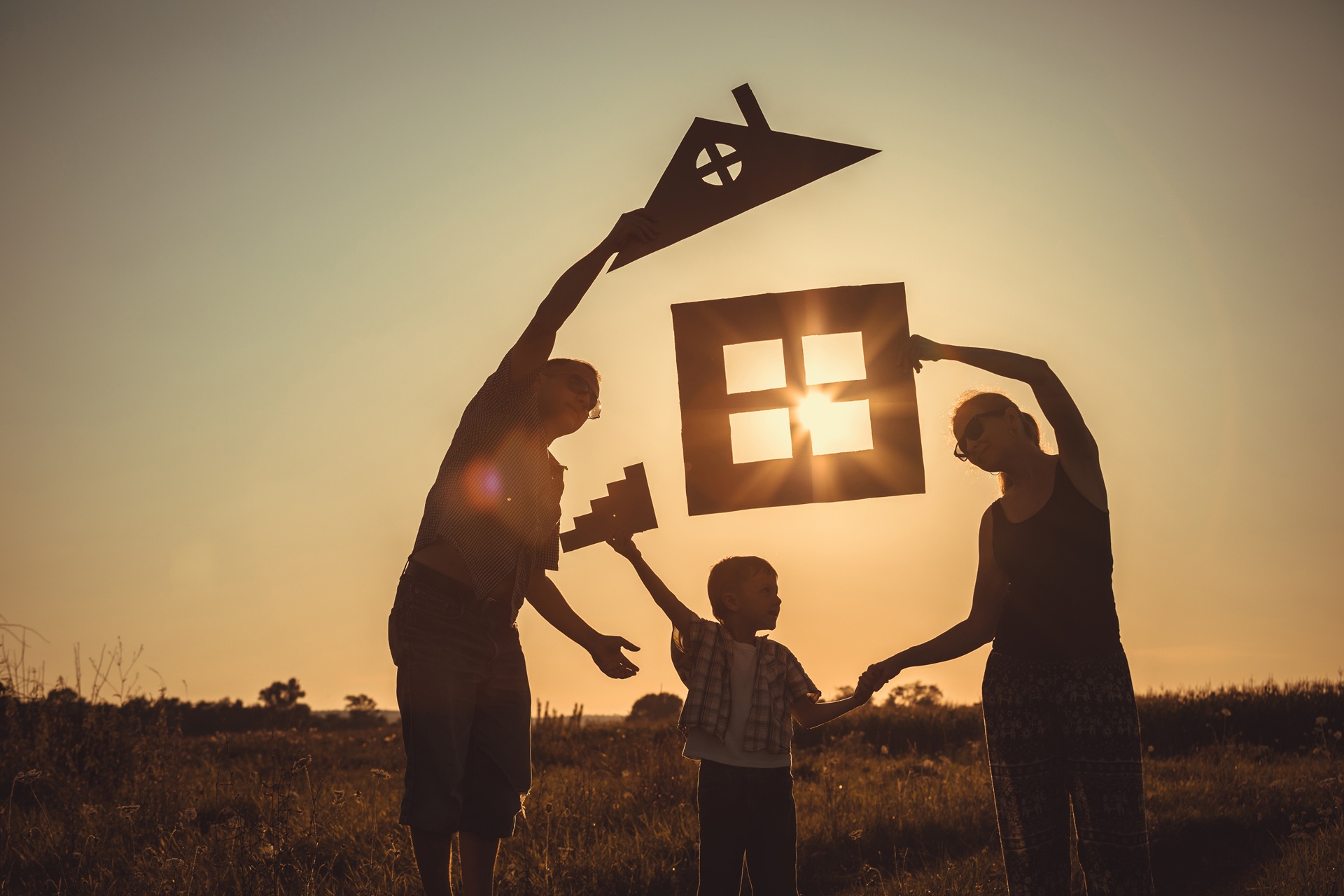Familie symbolisiert Eigenheim mit Scherenschnitten | Konstruktionssoftware kostenlos