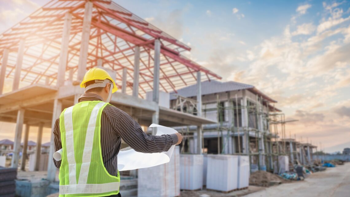 Bauplaner betrachtet Rohbau auf Baustelle | Konstruktionssoftware kostenlos