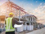 Bauplaner betrachtet Rohbau auf Baustelle | Konstruktionssoftware kostenlos