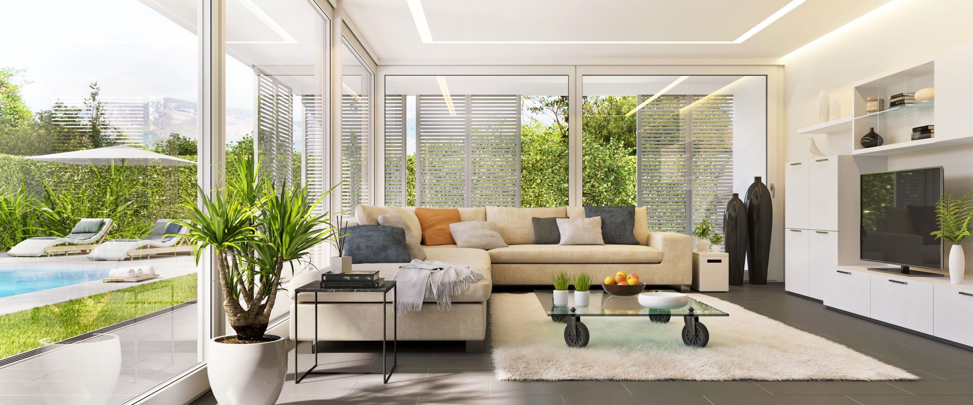 Helles Wohnzimmer mit Glasfront und Blick auf Terrasse mit Terrassendacheindeckung