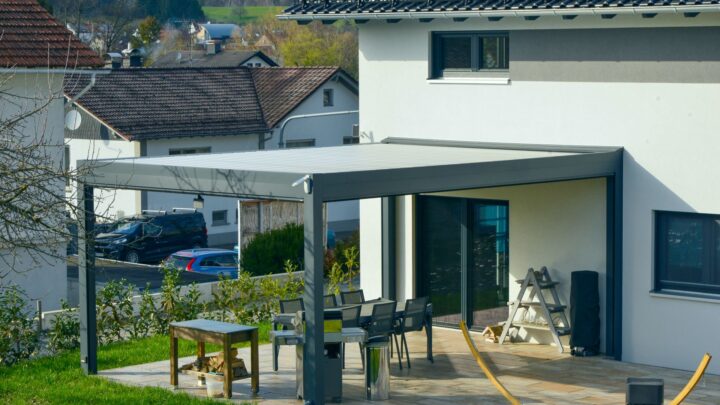 Moderne Terrasse mit Terrassendacheindeckung und Sitzbereich im Garten